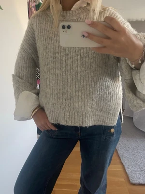 Grå stickad tröja - Mysig grå stickad tröja🩶🩶på bilden har jag en skjorta under men man kan såklart ha utan✨den har vida ärmar och passar alla årstider✨✨🧸🧸