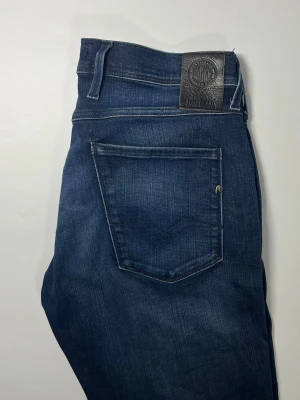 Replay anbass hyperflex jeans - 👕 Plagg: Jeans                                                           Storlek: 32/34                                                             Märke/Modell: Replay anbass hyperflex                                                   ✨ Skick: Fint skick                                                        💬 Vid frågor är det bara att skriva!                                                                                      