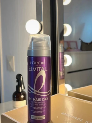 L'Oréal Elvital Big Hair Day spray - Volymspray från L'Oréal Elvital i lila flaska med silvriga detaljer. Ger extra volym och fräsch känsla till håret med kollagenpeptid och proteiner. Perfekt för att lyfta håret snabbt och enkelt.