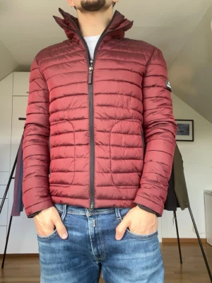 Vinröd dunjacka 