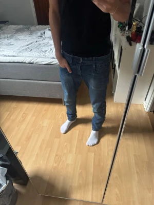 Blå replay jeans - Säljer dessa feta mörkblå replay jeans som är riktigt schyssta de passar till allt och sitter väldigt bekvämt. Storlek 33/34. Pris går att diskutera vid snabb affär