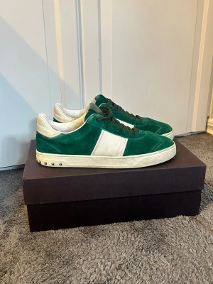 Valentino flycrew - Tja säljer nu dessa as fräscha flycrews i storlek 42. Dessa är inte använda mycket alls. Box,påsar och original prislapp medföljer. Köpta i butik i Milano.