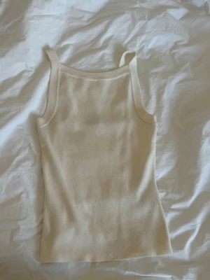 Kräm vitt stickat linne från Gina tricot  - Kräm vitt/beige stickat linne från Gina. Aldrig använd. Fint skick. För mer frågor eller bilder skriv provat