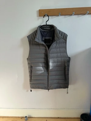 Massimo dutti väst - Säljer ju denna sjukt populära och eftertraktade dunväst från Massimo Dutti ⚠️som inte tillverkas längre ⚠️| västen är använd men har inga skador eller fläckar | perfekt för sena sommarkvällar, vår eller den kommande hösten | passar dig mellan 175-180| 