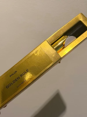 Phlur Golden Rule Eau de Parfum 9,5ml - Golden Rule från Phlur är en elegant parfym Perfekt för dig som gillar lyxiga och moderna dofter. Resestorlek i 9,5ml. Har endast testat den 2 ggr men insett att den är inte riktigt för mig. Härlig sommar parfym! Noter på bild 4a. 