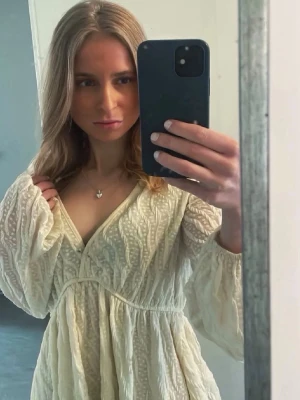 Krämvit/beige  blus - Säljer endast för att den är för stor!❤️