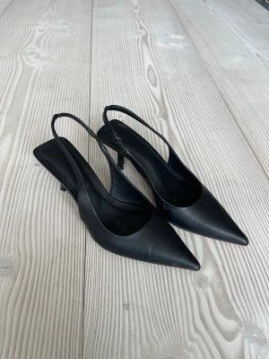 svarta slingbacks  - super snygga svarta slingbacks från NA-KD som har endast använts en gång! klacken är ca 5cm, storlek 37, nypris 499kr. obs! den ena klacken har vridit sig litegrann, men inget man tänker på när man har på sig dem, och kan säkert vridas tillbaka till normalt❤️