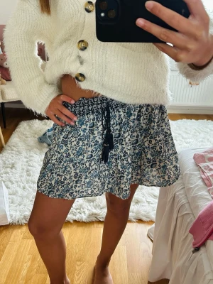 Blommig zara kjol med snören - Waowwww älskar den men kommer tyvärr inte till användning längre💘💘så skönt luftigt material med inbygda shorts!!