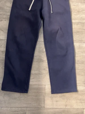 Marinblå sweatpants - Väldigt fina pants, helt fria från texter eller något liknande. De har dessutom rätt så stora fickor. Hör av dig vid minsta fundering.