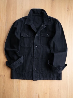 Svart overshirt med fickor, size M - Stilren svart overshirt i kraftigt bomullstyg med fyra framfickor, två med lock och knapp. Klassisk krage och knäppning framtill. Perfekt lager-på-lager-plagg för en avslappnad look.