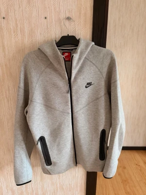 Grå Nike tech - Säljer min Nike tech eftersom jag använder den inte längre. Den är i jätte bra skick eftersom den kom nästan aldrig till användning och priset går att diskutera vid snabb köp.
