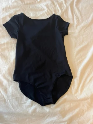 Svart body med kort ärm från Zara - En enkel och svart body från Zara. Väldigt mjukt material och använt den 1 gång.