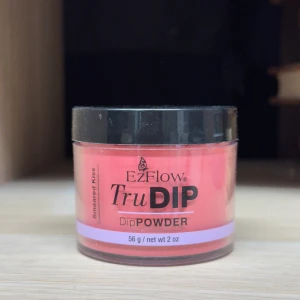 EzFlow TruDIP Dip Powder Smear Kiss - EzFlow TruDIP Dip Powder i färgen Smear Kiss är ett dipping powder för naglar i en snygg, intensiv rosa nyans. Kommer i en rund plastburk med svart lock och innehåller 56 g. Perfekt för att skapa naglar med dip-teknik. Har lite repor/damm på förpackningen pga att den legat bland andra burkar, men inga problem med produkten.