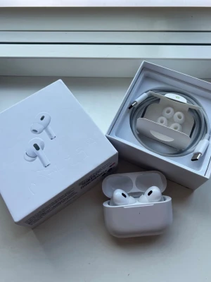 AirPods Pro gen 1 - Jag säljer ett par AirPods Pro gen 1. Dem funkar samma som när jag köpte dem men jag köpte dem begagnat så jag vet inte hur dem var innan. Ljudet är ganska bra och skicket är väldigt fint. Hade lite problem med att koppla i början men när jag väl var kopplat funkade det bra. Eftersom jag köpte dem begagnat så kan jag inte säga att jag är 100% säker att dem är äkta men jag tror nog dem är det. Inne i inställningar står det AirPods Pro 2 av någon anledning. Kanske bara är en bugg för mig.