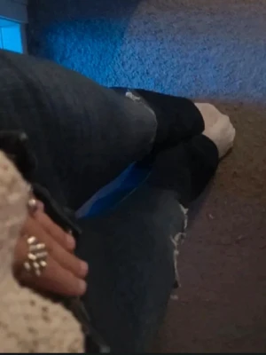 Vintage 2000s lågmidjade jeans - Snygga mörkblå jeans med slitna detaljer
