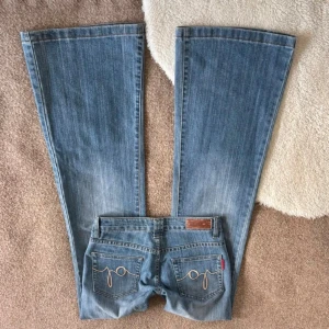 Lågmidjade bootcut jeans - Säljer ett par ljusblå bootcut jeans med jättesnygga fickor!! Så snygga men passade tyvärr inte mig🥰 Skriv ifall du har några frågor❤️Midjemått: 36 cm Innerbenslängd: 83 cm