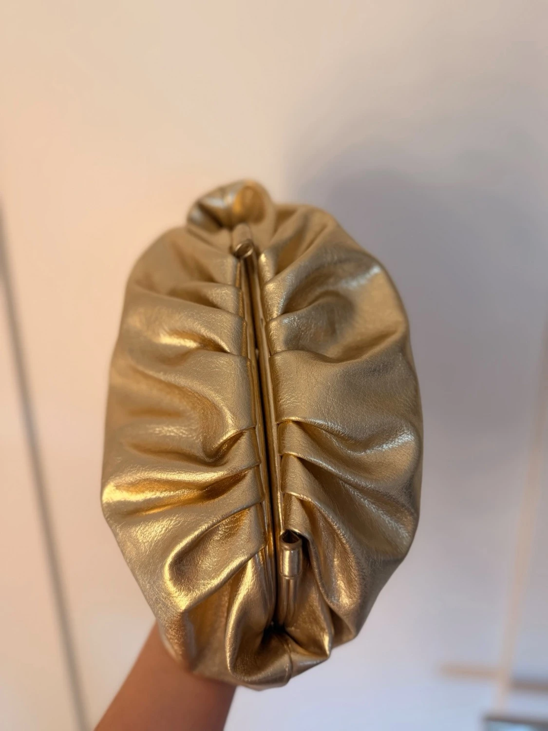 Guldig kuvertväska i metallic - 1