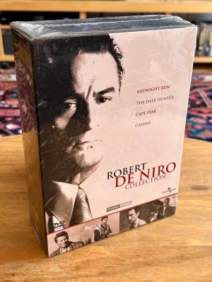 NY / INPLASTAD BOX! Robert De Niro Collection (4-DVD) – Klassiker! - Helt ny, oöppnad och fabriksinplastad DVD-box med några av Robert De Niros absolut största och mest hyllade mästerverk. En fantastisk samling för filmentusiasten som vill ha tunga filmklassiker i absolut nyskick!