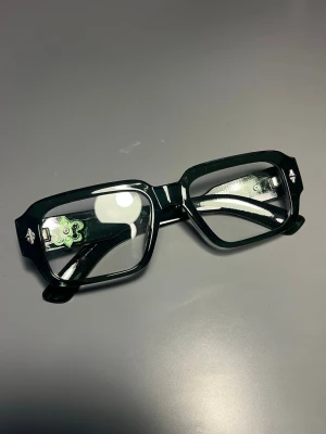 Chrome hearts glasögon grön  - Unika chrome hearts glasögon i grön färg och design på kanterna. Ingen styrka 