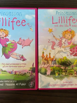 2 st Prinsessan Lillifee DVDs - Två DVD-filmer med Prinsessan Lillifee. Filmerna är "Prinsessan Lillifee" och "Prinsessan Lillifee och den lilla enhörningen". Båda filmerna har svenskt tal med röster av bland andra Amy Diamond och Nassim Al Fakir.  Båda finns på språk: Svenska   OBS!! skivorna är begagnade så det kan förekomma repor/hairlines på skivorna, men då jag kollar igenom alla filmer jag säljer garanterar jag att alla funkar felfritt om inget annat står! :)