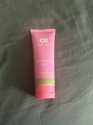 Cocoa Brown Instant Bronze Dark - Cocoa Brown Instant Bronze Dark är en brun utan sol på 120 ml. Produkten ger en intensiv bränna direkt och tvättas enkelt bort. Perfekt för dig som vill ha en snabb och solkysst look. Endast testad en gång. 