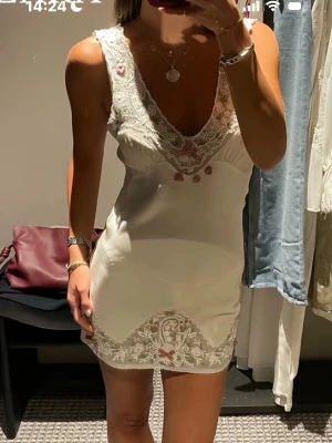 Zara klänning  - Sjukt snygg klänning från Zaras premium kollektion! Säljer då den är för kort! Använd ca 1 gång 😇går ej att köpa hos Zara längre ! Skulle säga att den är krämvit (stod det på deras hemsida)