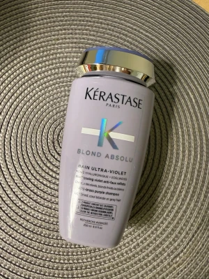 Silverschampo Kerastase - Silver schampo från Kerastase. Köpt för 410 kr på Kicks. Neutraliserar oönskade varma och gula toner i mycket ljust eller grått hår och ger en kall blond färg samtidigt som det ger håret näring. Använd 2 gånger så nästan hel full. 