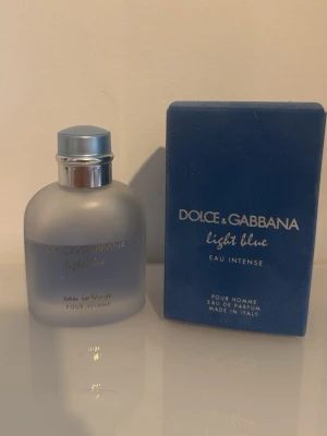 Dolce Gabbana intense parfym - Säljer min dolce Gabbana light blue intense! Det är 100 ml och skulle säga att det är ungefär 70ml kvar! Sjukt fräsch doft perfekt till sommaren! Nypris för 100ml är 1200kr, säljer för 499! Sjukt bra pris så passa på! Skriv om ni har frågor! (Köpt på kicks)! 