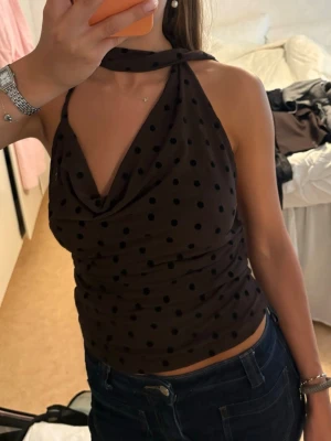 Brun prickig halternecktop - Brun prickig halternecktopp från Gina❣️aldrig använd🤗kom gärna med prisförslag!
