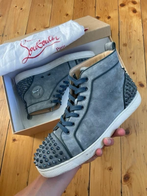 Christian Louboutin skor  - Hej, säljer nu dessa svin snygga Christian Louboutin skor. Skorna är i grymt skick! Begränsat antal boxar och dustbag. Hör av dig vid frågor.