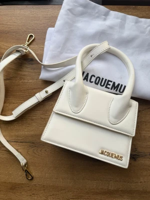 Vit Jacquemus Le Chiquito handväska - Säljer en superfin vit Jacquemus Le Chiquito handväska. Lite skavanker på kanter med smuts som säkert går bort om man tvättar den, i övrigt fint skick och inget som syns när man använder den då det är undertill 