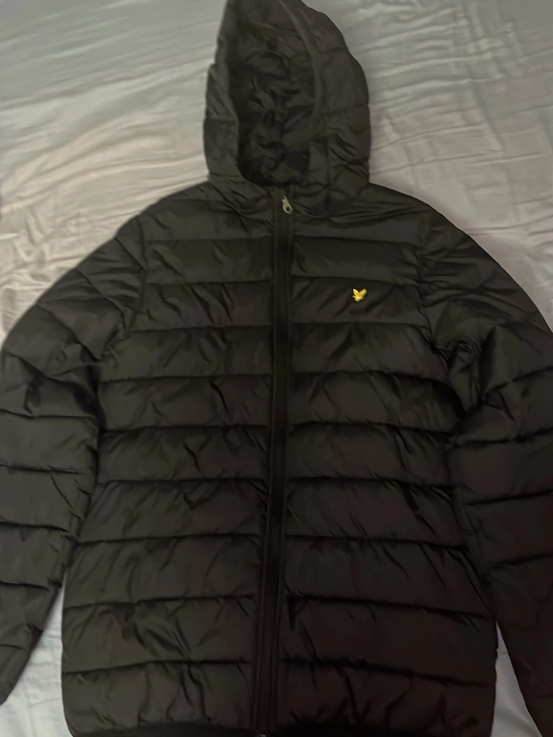 Svart lyle and scott pufferjacka med huva