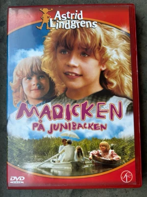 Madicken på Junibacken DVD - DVD med filmen Madicken på Junibacken. Text: Svenska för hörselskadade. Bildformat: Anamorfisk widescreen 1.7:1. Speltid: 1 timme 17 minuter. Barntillåten.  Finns på språk: Svenska, Norska, Finska   OBS!! skivorna är begagnade så det kan förekomma repor/hairlines på skivorna, men då jag kollar igenom alla filmer jag säljer garanterar jag att alla funkar felfritt om inget annat står! :)