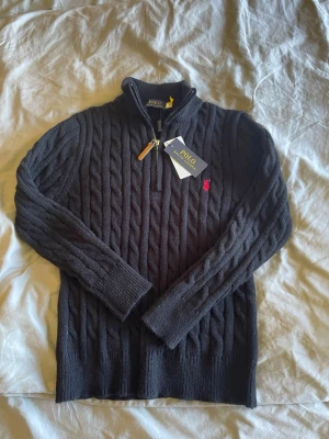 Quarter zip polo ralph lauren - Svart Polo ralph lauren quarter zip tröja, storlek M. Tröjan kommer med tags och är i perfekt skick. 