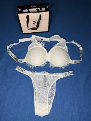 Victoria's Secret underkläder set  - Helt rena och oanvända! Bh:ns storlek är 75C och trosornas är M. Påsen är inkluderad.