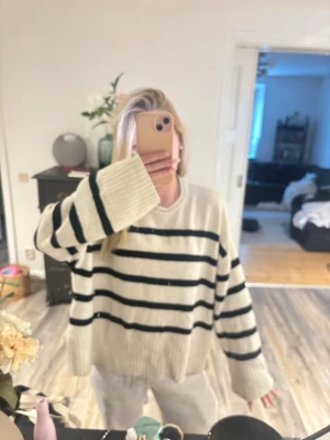 Randig stickad tröja - Super mysig, storlek M men är inte alls så oversized på mig som vanligtvis har xs/s. 