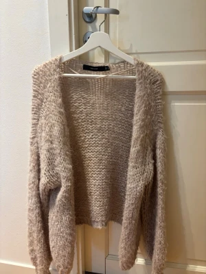 Beige stickad kofta  - Beige stickad kofta från vero moda 