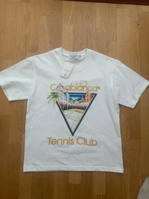 Vit Casablanca Tennis Club t-shirt - Snygg vit casablanca t-shirt storlek S men passar även storlek M