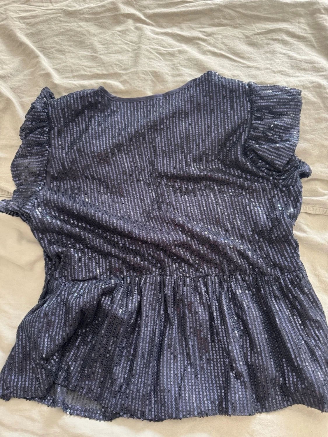 Glittrig svart blus med volangärm - 1