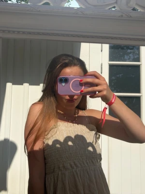 Beige sommarklänning med tunna axelband - Söt beige klänning med tunna axelband och avslappnad passform. Klänningen har en lätt rynkad midja och är perfekt för varma dagar. Tillverkad i ett luftigt material som känns skönt mot huden.