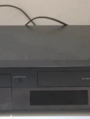 Samsung DVD-inspelare och VHS-spelare DVD-VR350 - Samsung DVD-inspelare och VHS-spelare i ett, modell DVD-VR355. Flera knappar på fronten och med fjärrkontroll med många funktioner.  Samsung Inspelningsbar DVD-Spelare med VHS DVD-VR355  