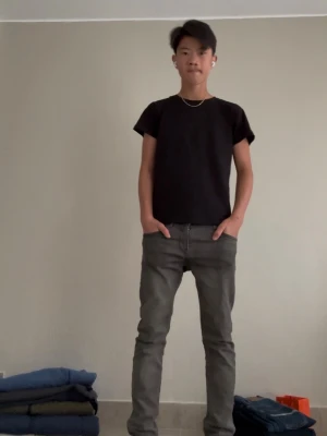 Gråa replay jeans - Ett par riktigt snygga gråa replayjeans i model zirky. Stl 12a och i mycket bra skick. Perfekt för kall sommar och vintrar.