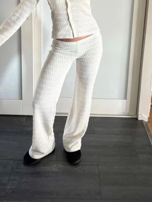 Virkade byxor  - Byxor virkade från Nelly perfekt för stranden som cover up. Super sköna och fina men är för korta för mig som är 169 och därför säljer jag hellre. 