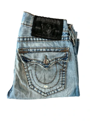 True Religion Jeans Joey Super T - Storlek 31, 8/10 skick men har en utbytt bak knapp. Reserverade!