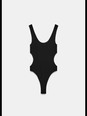 Svart body med cut-out - Snygg svart body ifrån Zara med breda axelband och cut-out detaljer i sidorna 💖Strl M & är endast provad