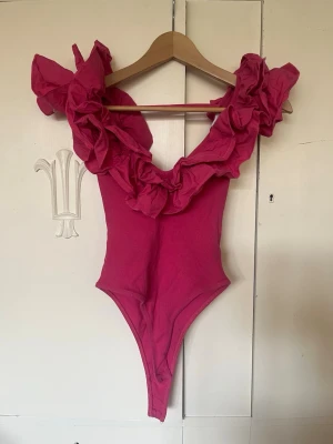 Rosa body med volanger från zara - Så snygg men passar tyvärr inte på mig💓💓 Har två små hål som är igensydda men de syns knappt, skriv för bilder på de