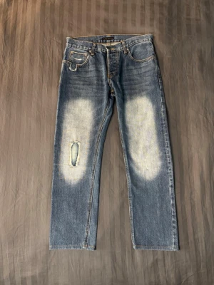Nudie lab 17 jeans selvage lab straight fit - Tja säljer dessa väldigt sällsynta Nudie lab 17 jeans i otroligt bra skick och flera coola detaljer till exempel så är alla knapparna gjorda av silver. De sitter straight och är i storleken W32 L33