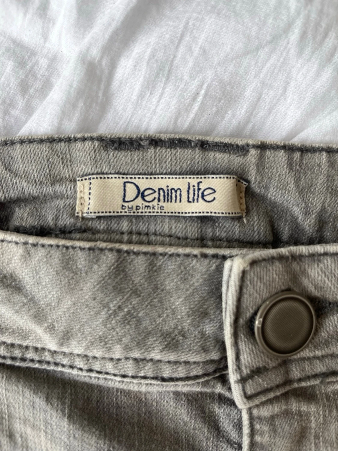 Lågmidjade grå denimshorts med nitar - 3