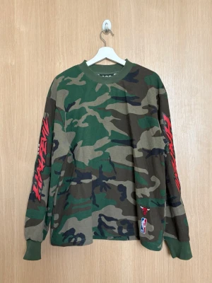 HalfEvil x NBA Camo Longsleeve - Använd 1 hång