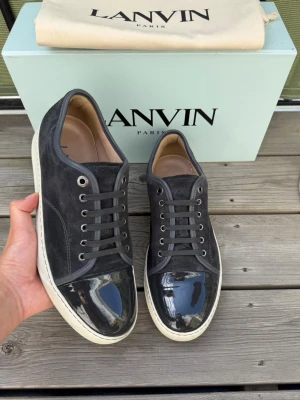 Lanvin - Lanvin dbb1 patent cap toe elephant grey | storlek 8 eu42 passar 43-44 | väldigt bra skick, nästan som nya | pris går att diskutera vid snabb affär | bara skor medföljer vid köp |